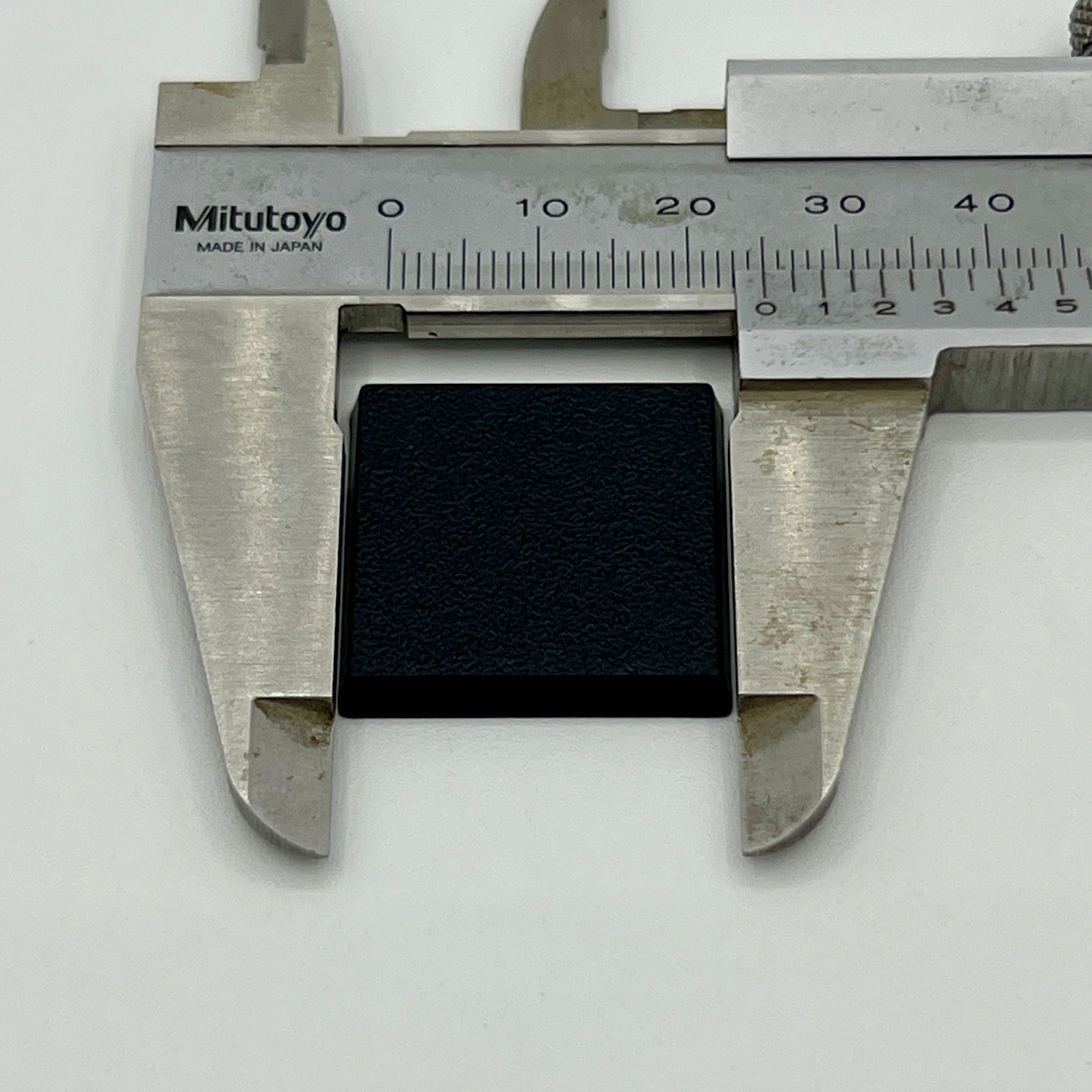 Heros Corner Kunststoff-Base 25 mm eckig, schwarz, mit Messschieber gemessen