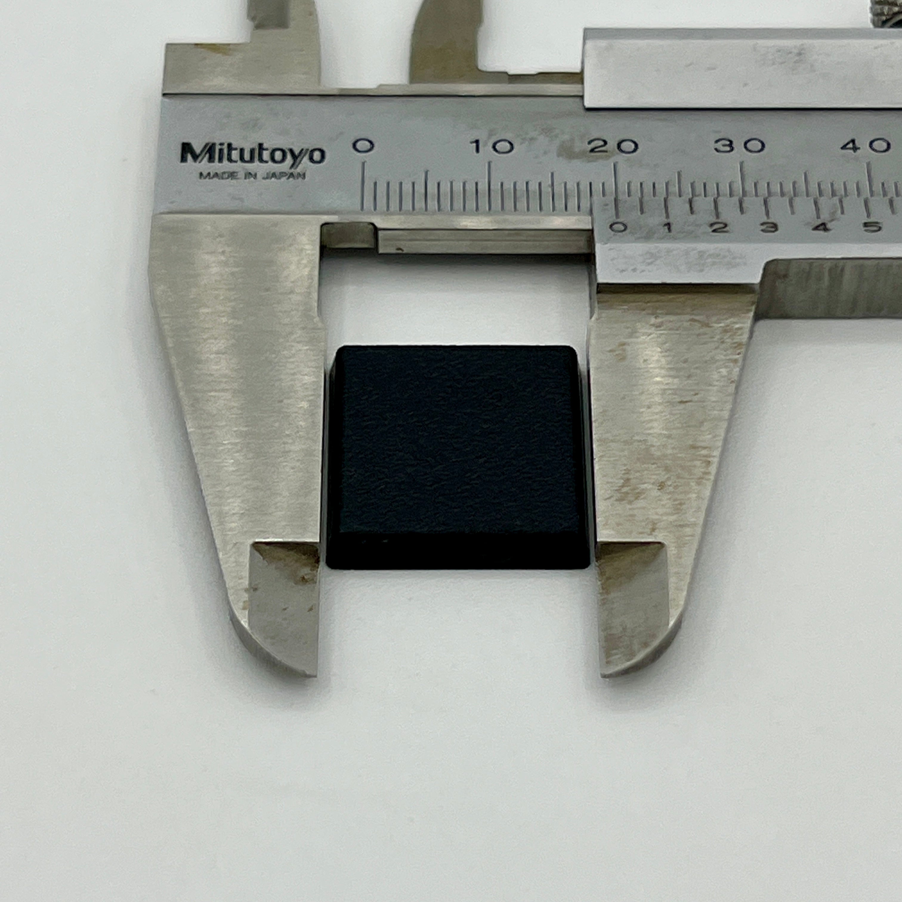 Heros Corner Kunststoff-Base 20 mm eckig, schwarz, mit Messschieber gemessen