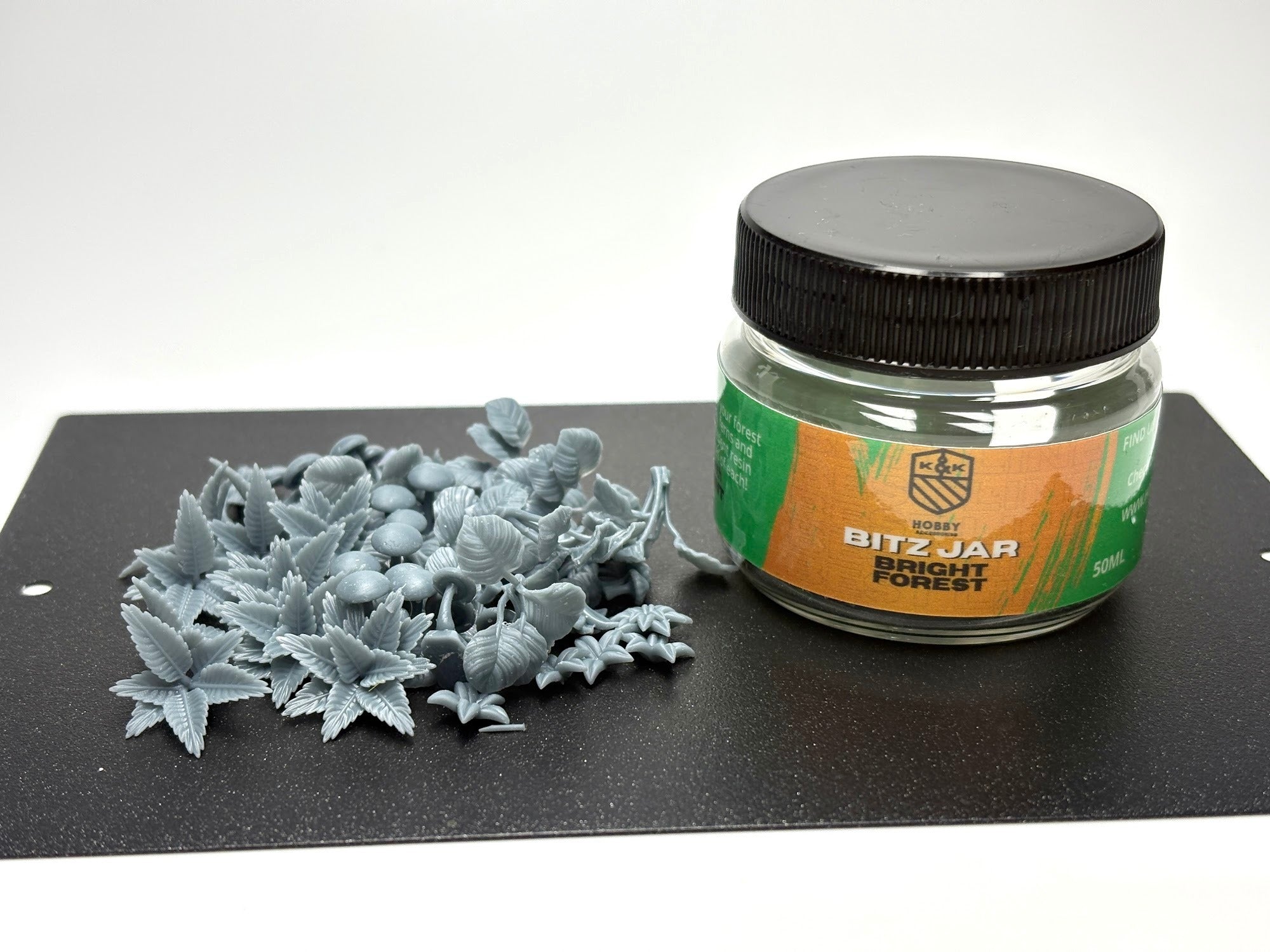K&K Hobby Bitz Jar Bright Forest, 50 ml Glas mit Etikett, daneben Resin-Blätter, Farne und Pilze