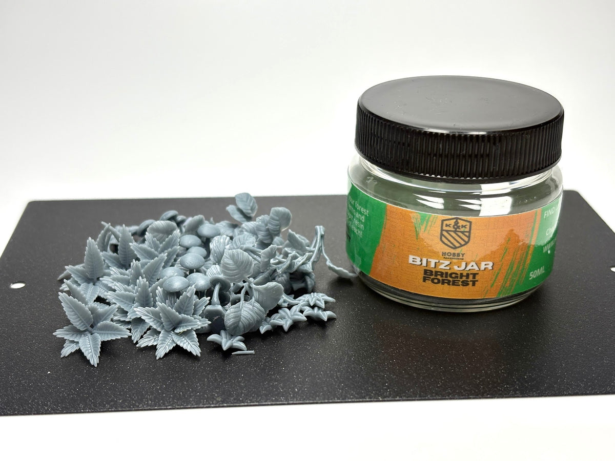 K&K Hobby Bitz Jar Bright Forest, 50 ml Glas mit Etikett, daneben Resin-Blätter, Farne und Pilze