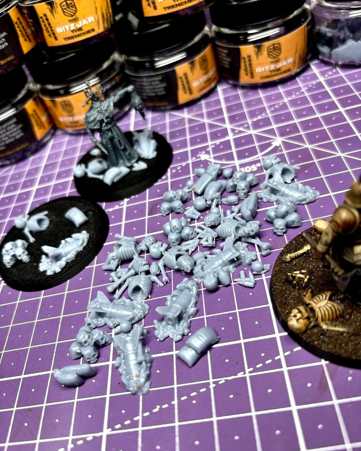 K&K Bitz Jar Resin-Bits ausgeschuettet mit Bases und Dosen