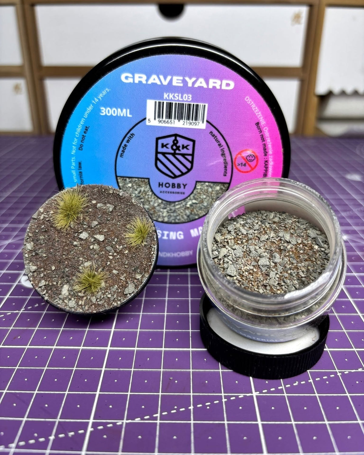 K&K Hobby Graveyard Dose, fertige Base und offenes Material