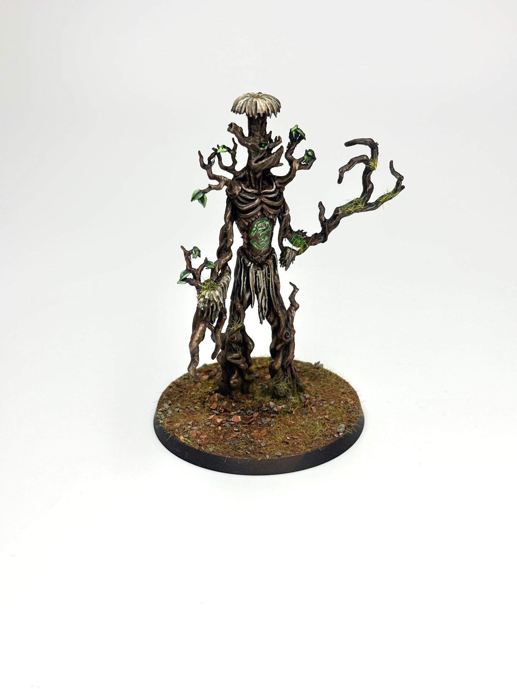 Bemalte Miniatur auf K&K Forest Ground Base